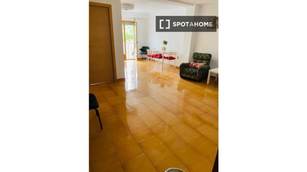 Room to rent in 6-bedroom apartment in Elche