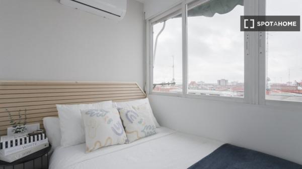 Lindo quarto para alugar localizado em Madrid