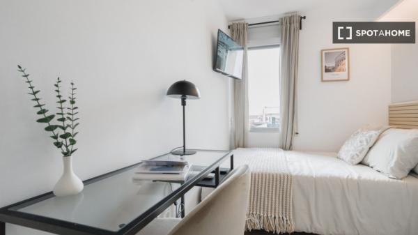 Lindo quarto para alugar localizado em Madrid