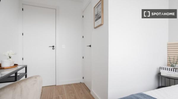 Lindo quarto para alugar localizado em Madrid