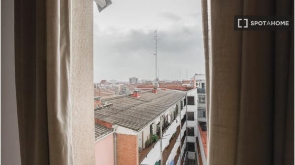 Lindo quarto para alugar localizado em Madrid