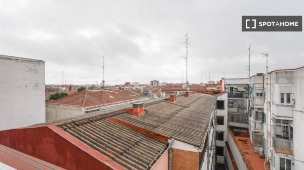 Lindo quarto para alugar localizado em Madrid