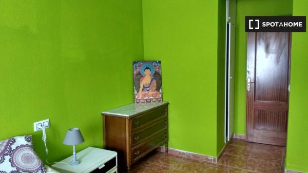 Quarto para alugar em apartamento de 3 quartos em Sol, Madrid