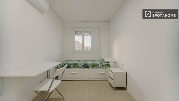 Se alquila habitación en piso de 4 dormitorios en Benicalap, Valencia