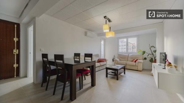 Se alquila habitación en piso de 4 dormitorios en Benicalap, Valencia