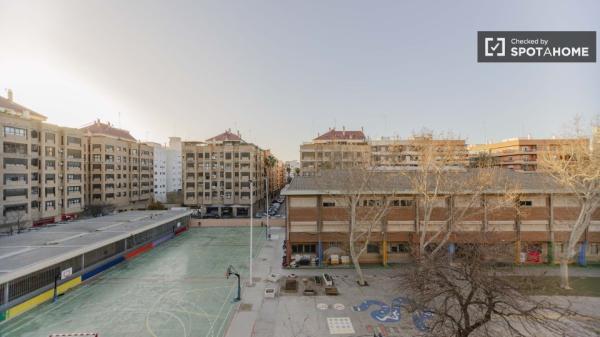 Se alquila habitación en piso de 4 dormitorios en Benicalap, Valencia