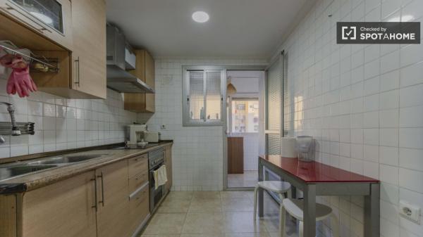 Se alquila habitación en piso de 4 dormitorios en Benicalap, Valencia