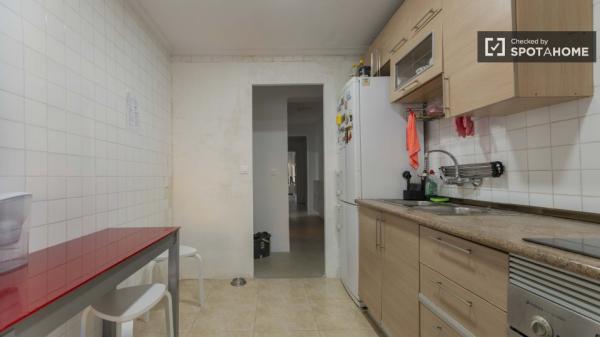 Se alquila habitación en piso de 4 dormitorios en Benicalap, Valencia