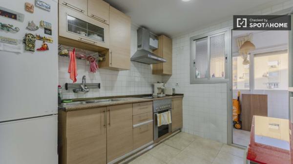 Se alquila habitación en piso de 4 dormitorios en Benicalap, Valencia