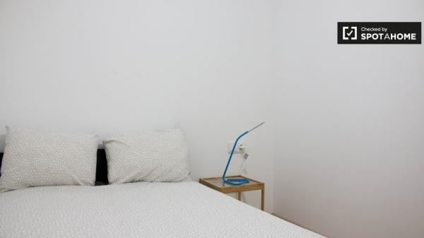 Habitación limpia en un apartamento de 3 dormitorios en El Raval, Barcelona.