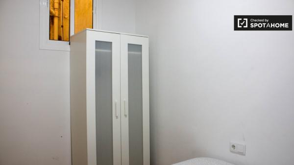 Habitación limpia en un apartamento de 3 dormitorios en El Raval, Barcelona.