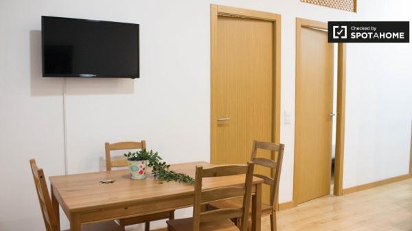 Habitación limpia en un apartamento de 3 dormitorios en El Raval, Barcelona.