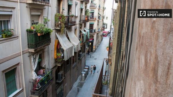 Habitación limpia en un apartamento de 3 dormitorios en El Raval, Barcelona.