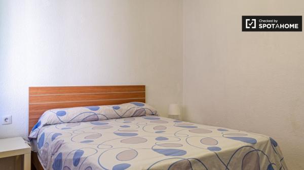 Großes Zimmer in einer 4-Zimmer-Wohnung in Algirós, Valencia