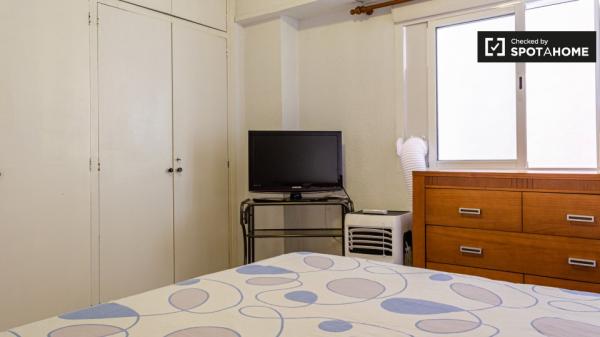 Großes Zimmer in einer 4-Zimmer-Wohnung in Algirós, Valencia