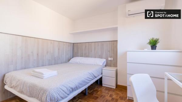 Acogedora habitación en un apartamento de 10 dormitorios en Algirós, Valencia