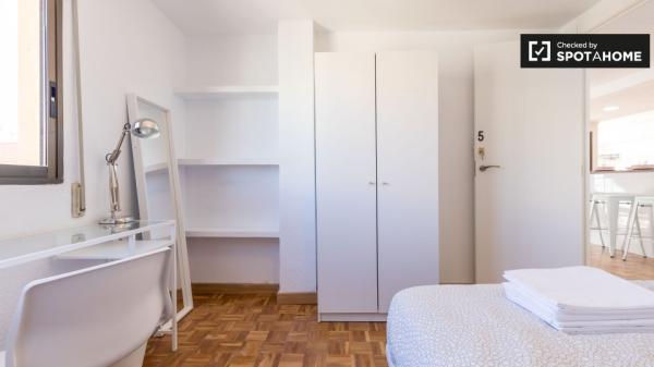 Acogedora habitación en un apartamento de 10 dormitorios en Algirós, Valencia