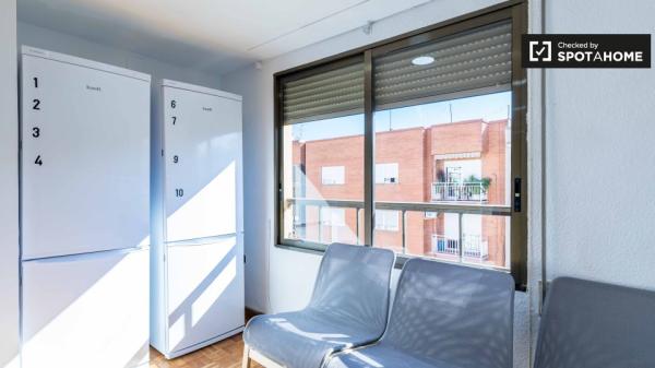 Acogedora habitación en un apartamento de 10 dormitorios en Algirós, Valencia