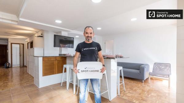 Acogedora habitación en un apartamento de 10 dormitorios en Algirós, Valencia