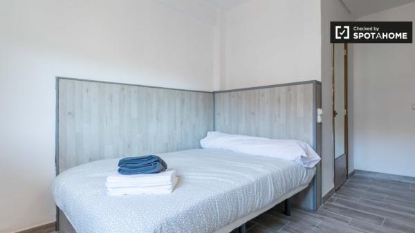 Acogedora habitación en un apartamento de 10 dormitorios en Algirós, Valencia