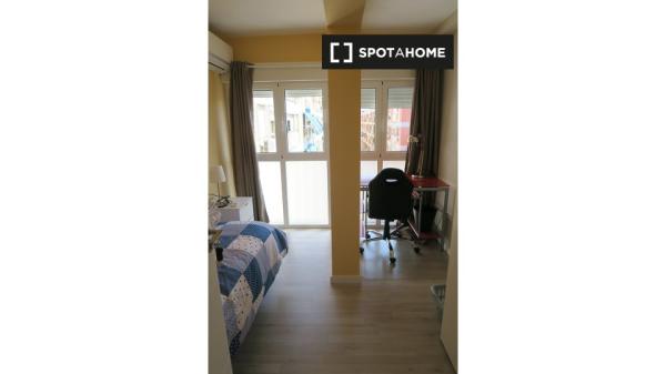 Habitación luminosa en apartamento de 4 dormitorios en Triana, Sevilla