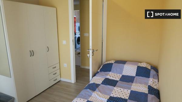 Habitación luminosa en apartamento de 4 dormitorios en Triana, Sevilla