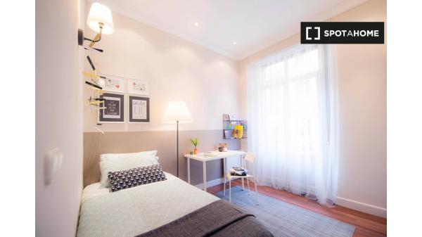 Habitación luminosa en apartamento de 3 dormitorios en Uribarri, Bilbao