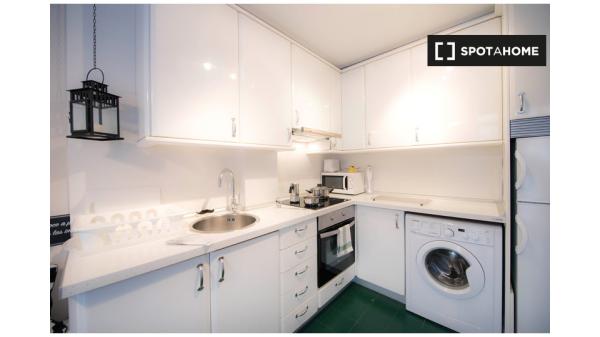 Habitación luminosa en apartamento de 3 dormitorios en Uribarri, Bilbao