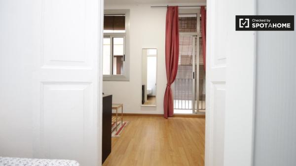 Habitación amueblada en apartamento de 2 dormitorios en El Raval, Barcelona