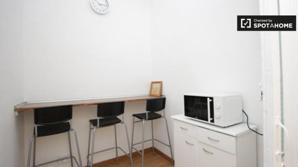 Habitación amueblada en apartamento de 2 dormitorios en El Raval, Barcelona