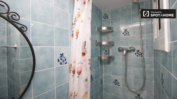 Habitación amueblada en apartamento de 2 dormitorios en El Raval, Barcelona