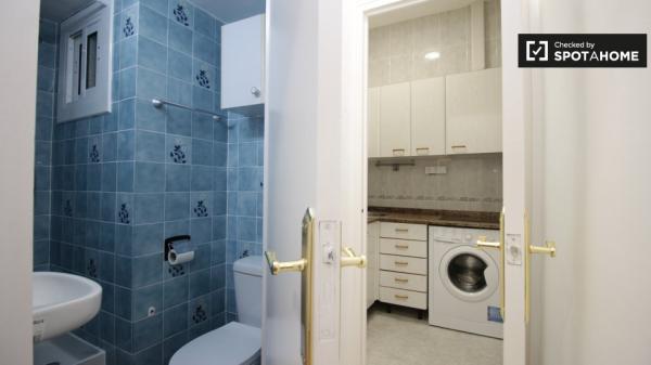 Habitación amueblada en apartamento de 2 dormitorios en El Raval, Barcelona