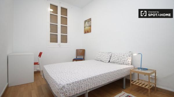 Habitación amueblada en apartamento de 2 dormitorios en El Raval, Barcelona