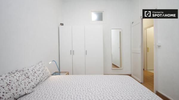 Habitación amueblada en apartamento de 2 dormitorios en El Raval, Barcelona