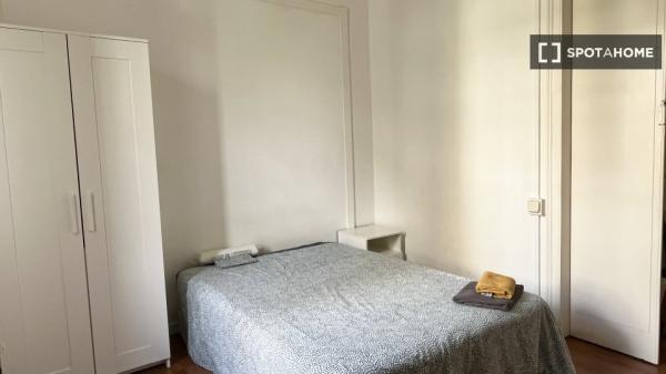 Habitación en piso compartido en barcelona.