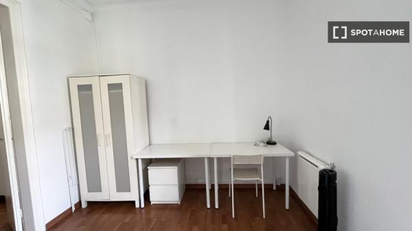 Habitación en piso compartido en barcelona.