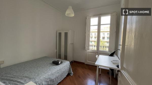 Habitación en piso compartido en barcelona.