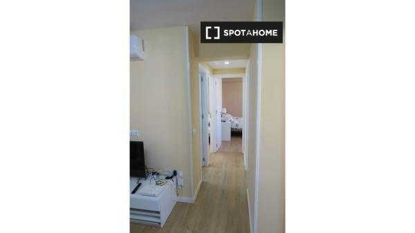 Jasny pokój w apartamencie z 4 sypialniami w Trianie w Sewilli