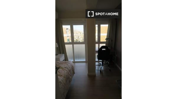 Jasny pokój w apartamencie z 4 sypialniami w Trianie w Sewilli