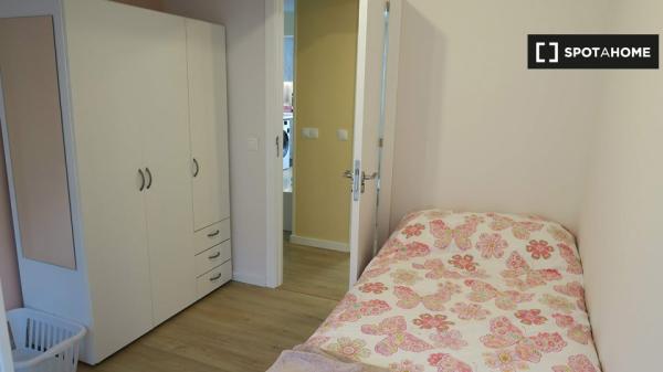 Jasny pokój w apartamencie z 4 sypialniami w Trianie w Sewilli