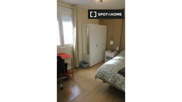 Jasny pokój w apartamencie z 4 sypialniami w Trianie w Sewilli