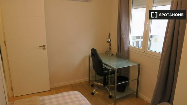 Jasny pokój w apartamencie z 4 sypialniami w Trianie w Sewilli