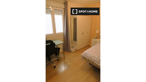 Jasny pokój w apartamencie z 4 sypialniami w Trianie w Sewilli