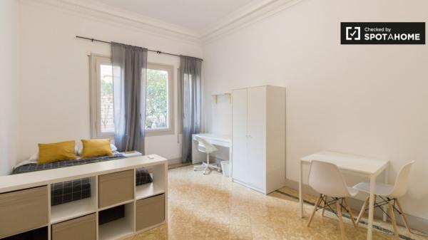 Zimmer zu vermieten in 8-Zimmer-Wohnung in Barcelona