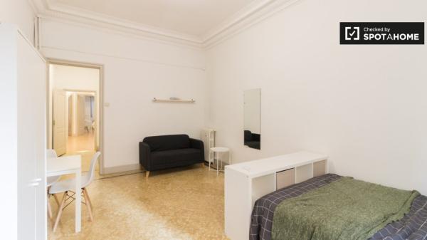 Se alquila habitación en piso de 8 habitaciones en Barcelona