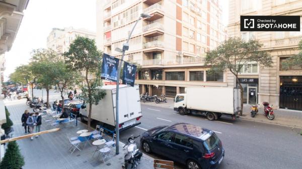 Se alquila habitación en piso de 8 habitaciones en Barcelona