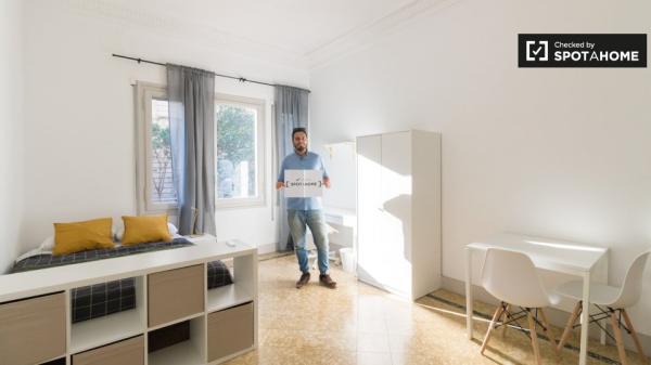 Zimmer zu vermieten in 8-Zimmer-Wohnung in Barcelona