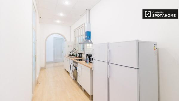 Zimmer zu vermieten in 8-Zimmer-Wohnung in Barcelona