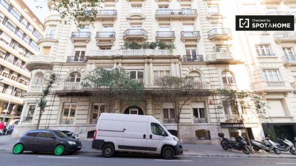 Se alquila habitación en piso de 8 habitaciones en Barcelona