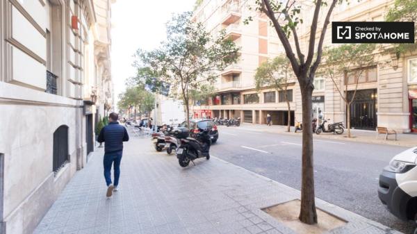 Se alquila habitación en piso de 8 habitaciones en Barcelona